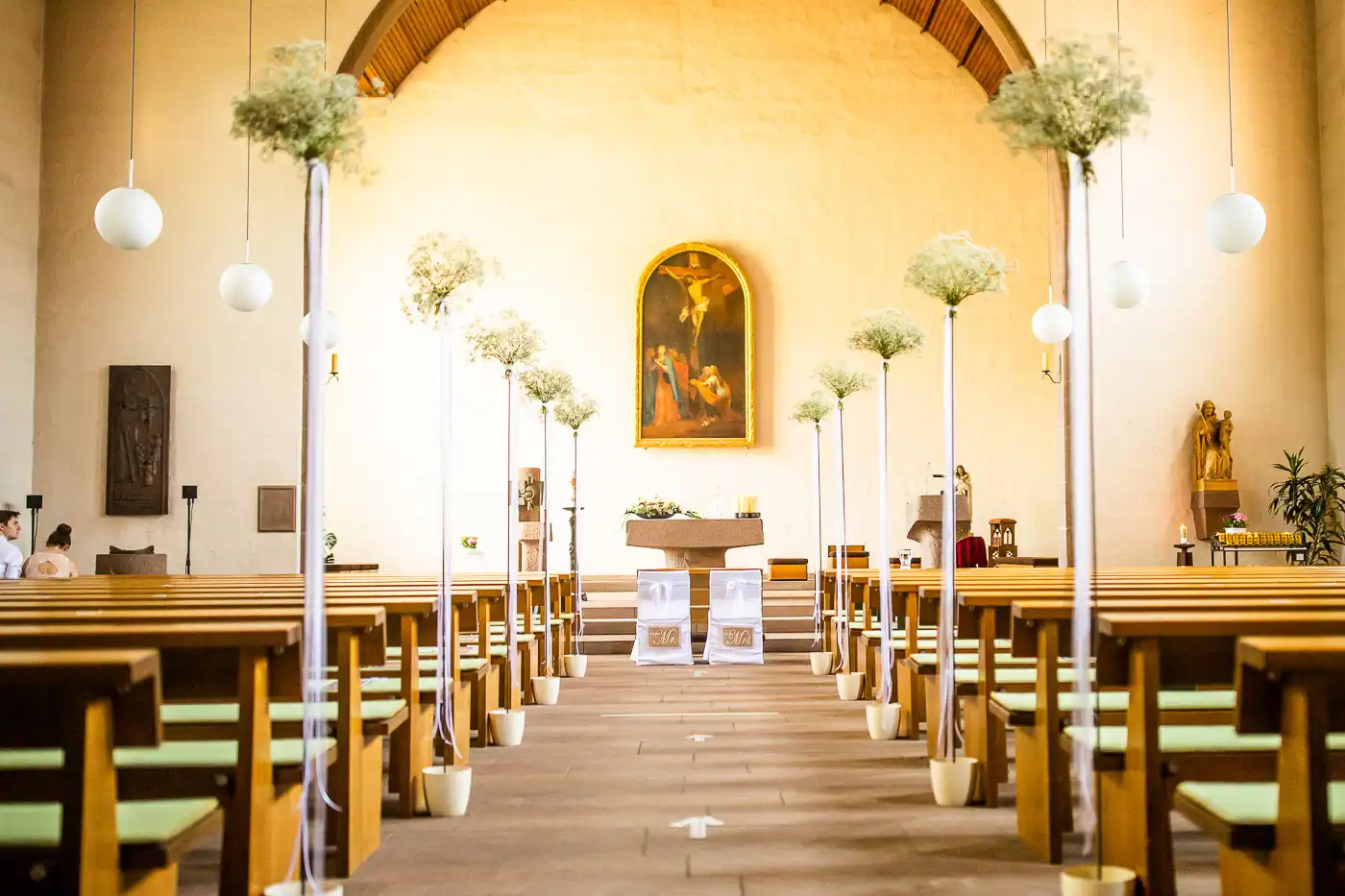 Leere Kirche St. Bernhard in Maulbronn mit Blumenschmuck für eine Hochzeit