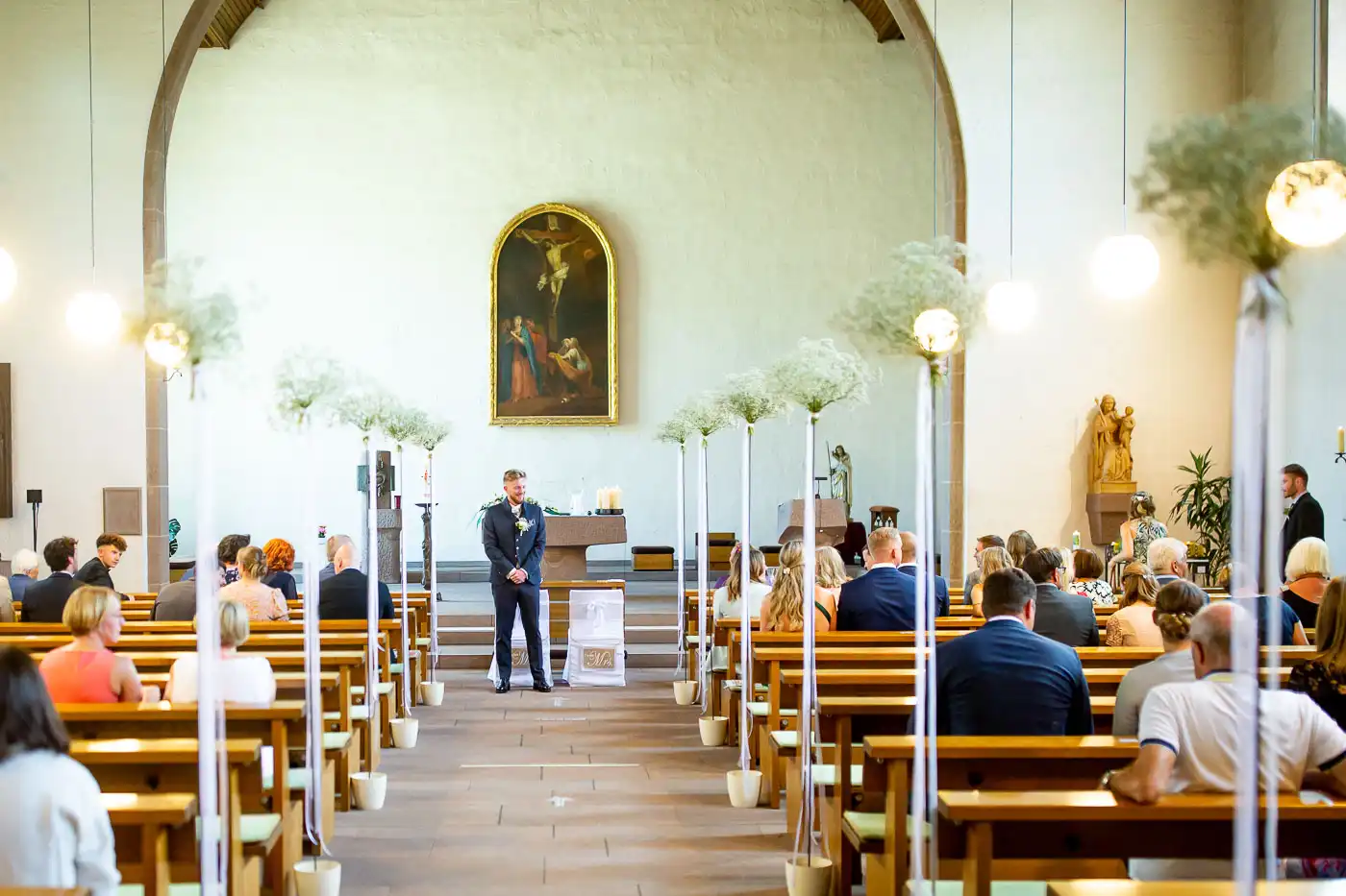 Bräutigam in St. Bernhard Krirche in Maulbronn wartet auf seine Braut