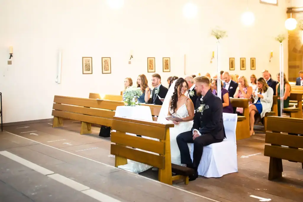 Brautpaar sitzt in der Kirche in Maulbronn