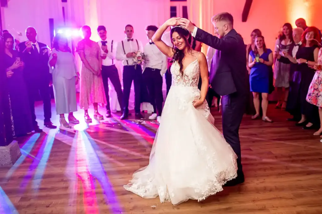 Hochzeitstanz im Klosterkeller auf dem Elfingerberg