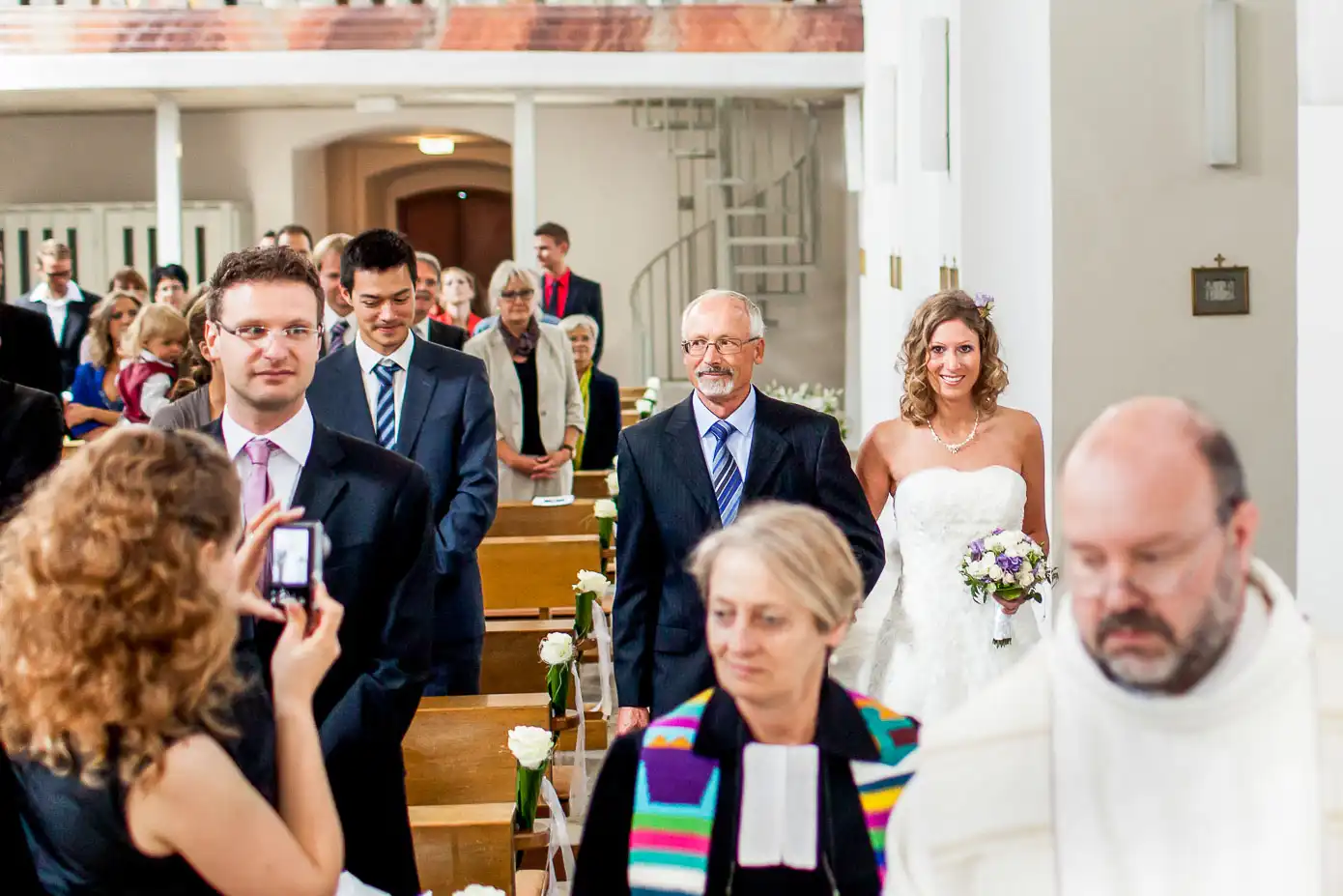 Braut zieht mit ihrem Vater in die Kirche ein.