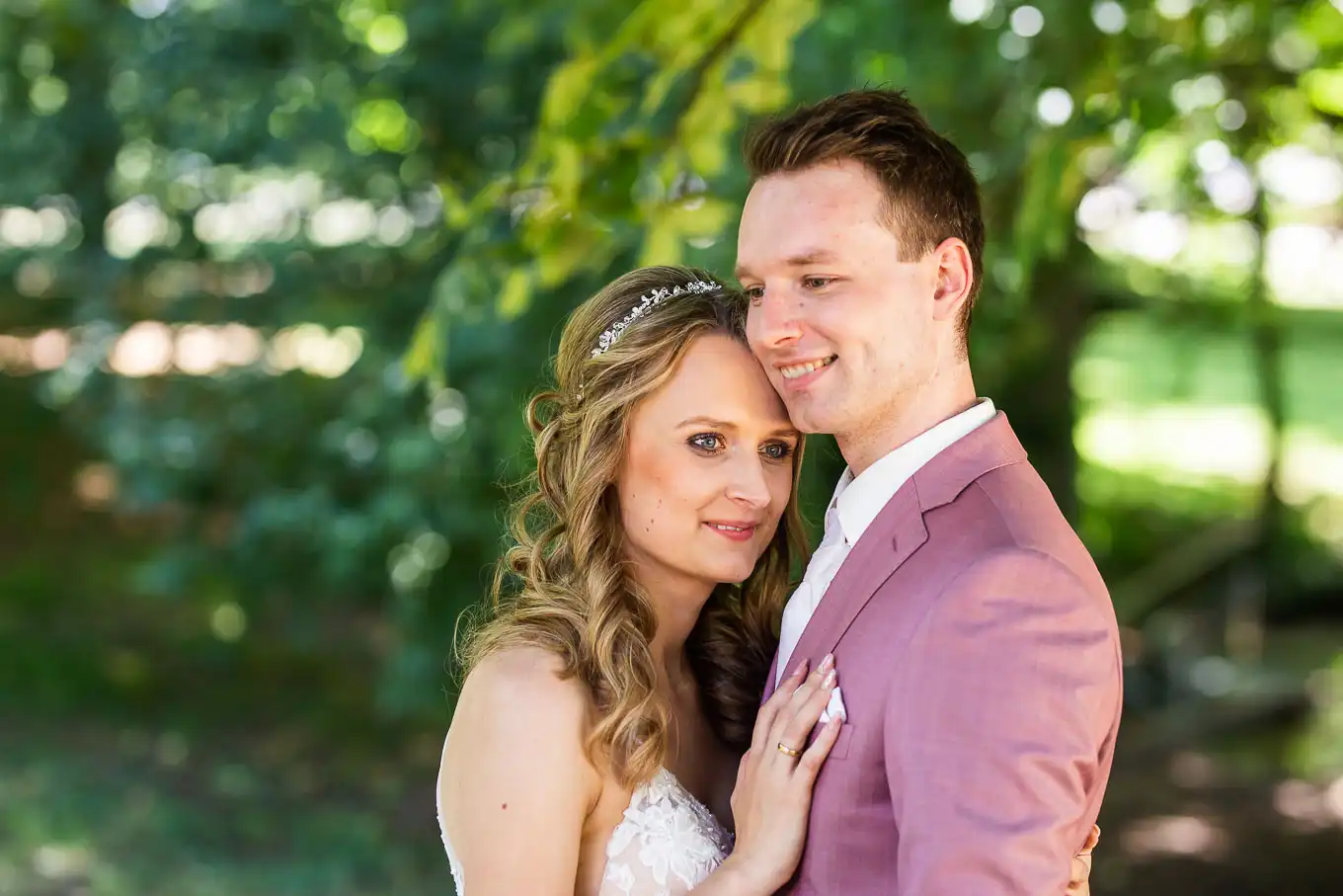 Hochzeitsportrait von einem Brautpaar in einem Park