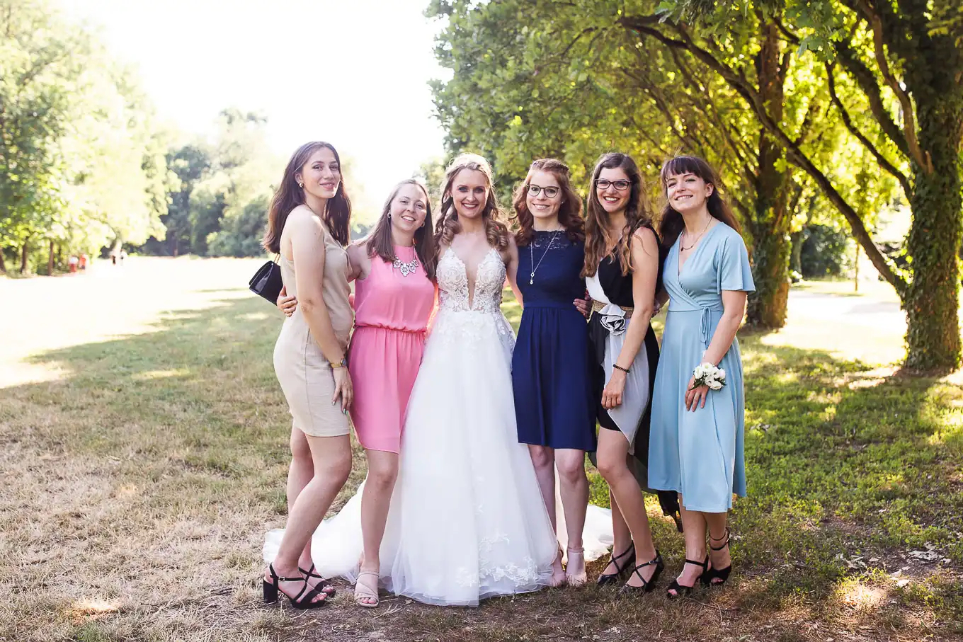 Gruppenfoto von Braut mit Freundinnen
