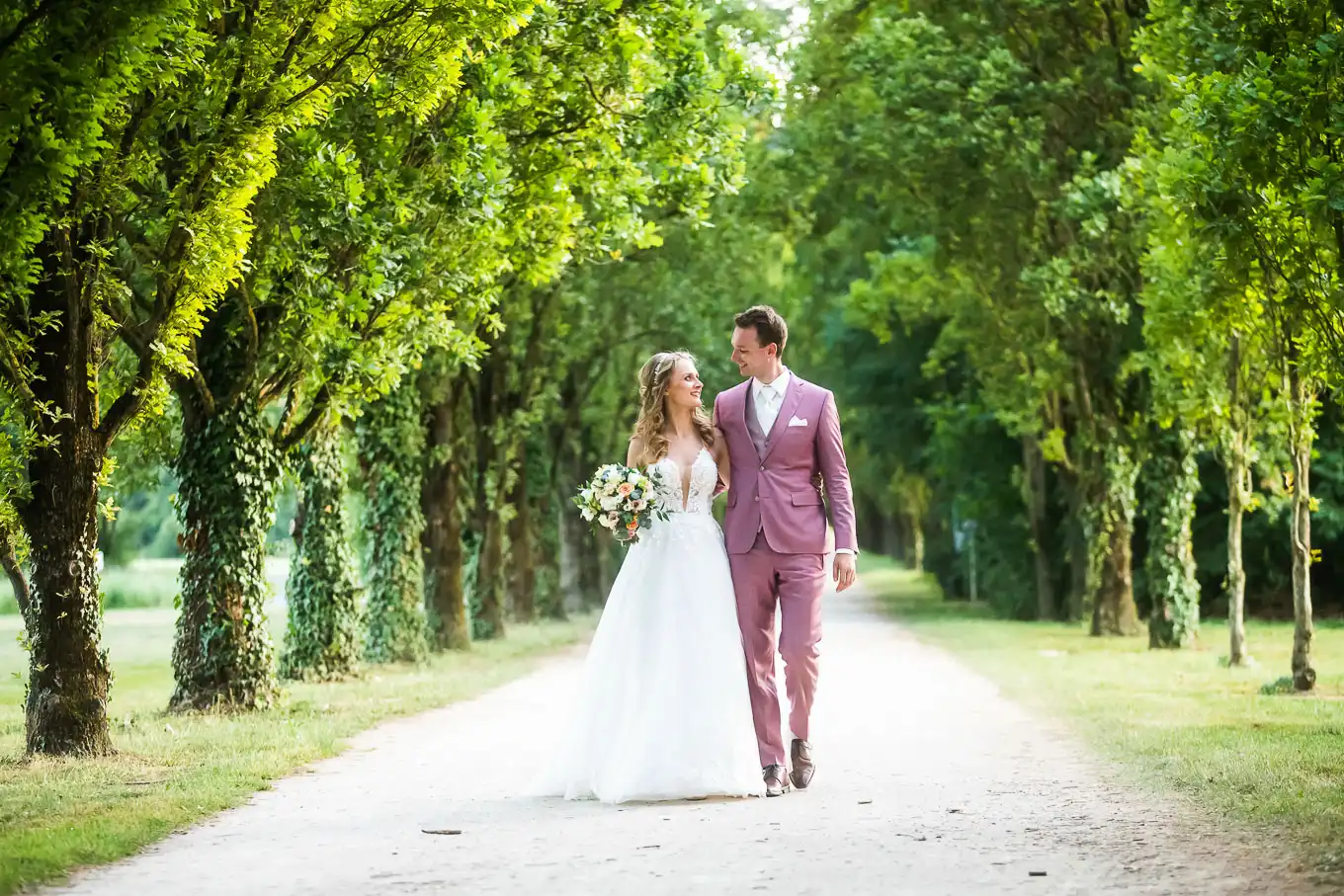 Hochzeitsfotos von einem Brautpaar im Schlosspark Monrepos