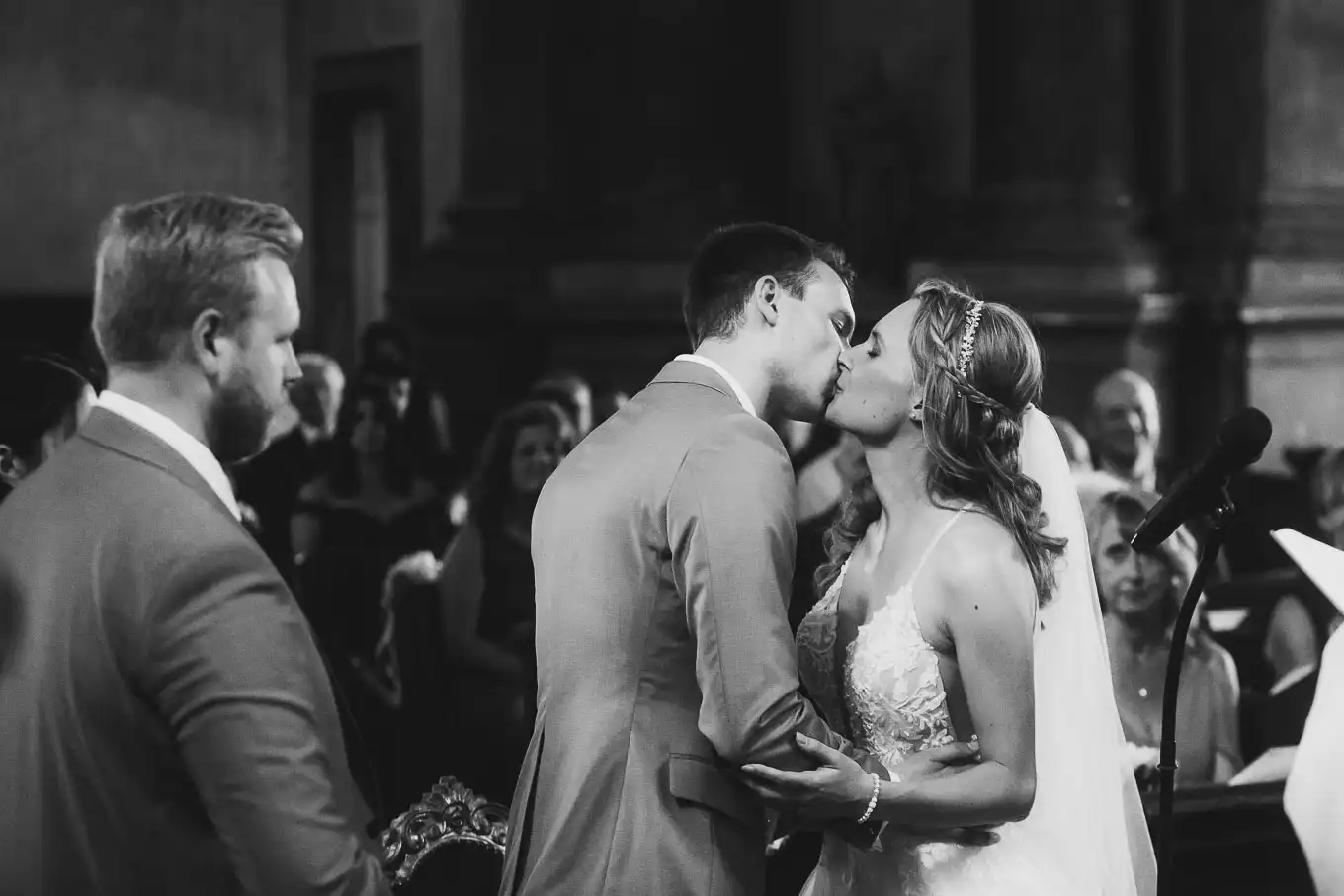 Kuss von Brautpaar während einer Hochzeit in der Schlosskirche in Ludwigsburg